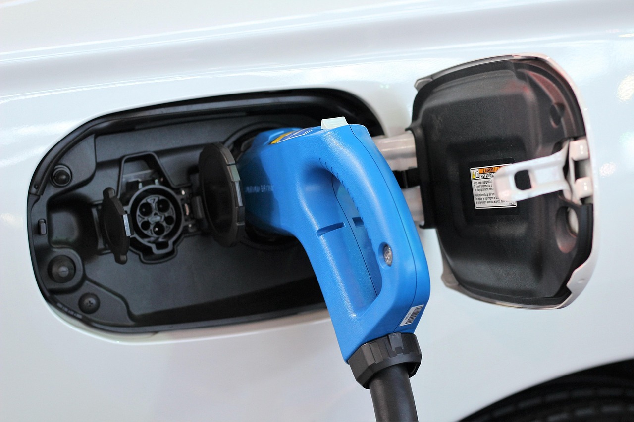 “买燃油车的人正式成了少数派” 现在买燃油车？